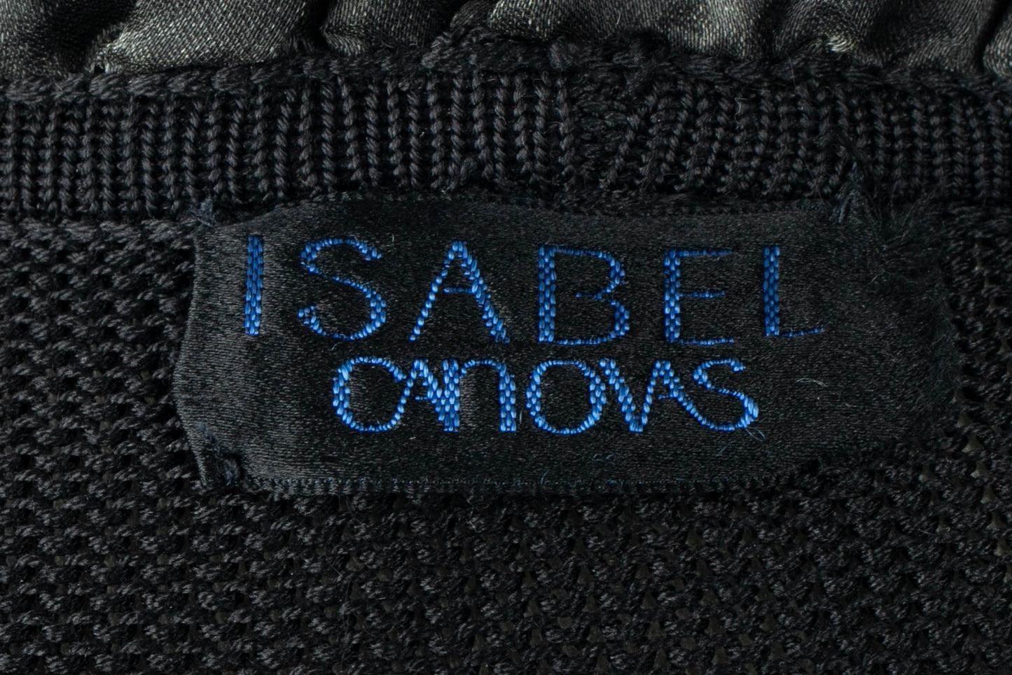 Cape en soie noire Isabel Canovas