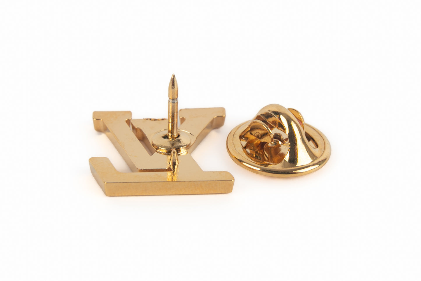 Pins LV en métal doré.