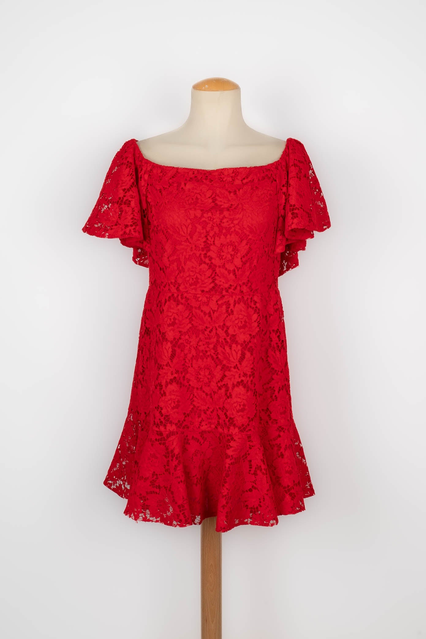 open lace back dress Valentino 2000s Strapless Red Bow Gown with Train – Rixt Archives main image 0
