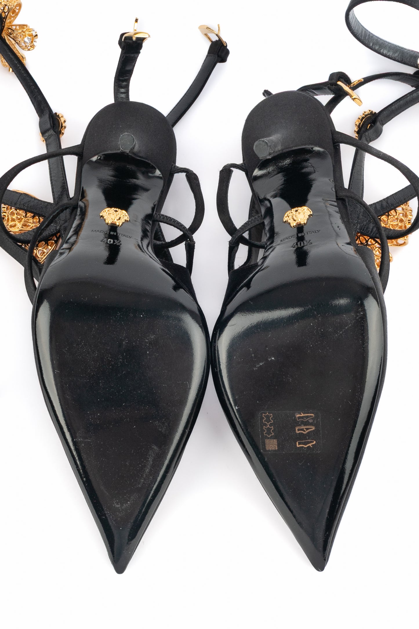 Escarpins en satin noir Versace