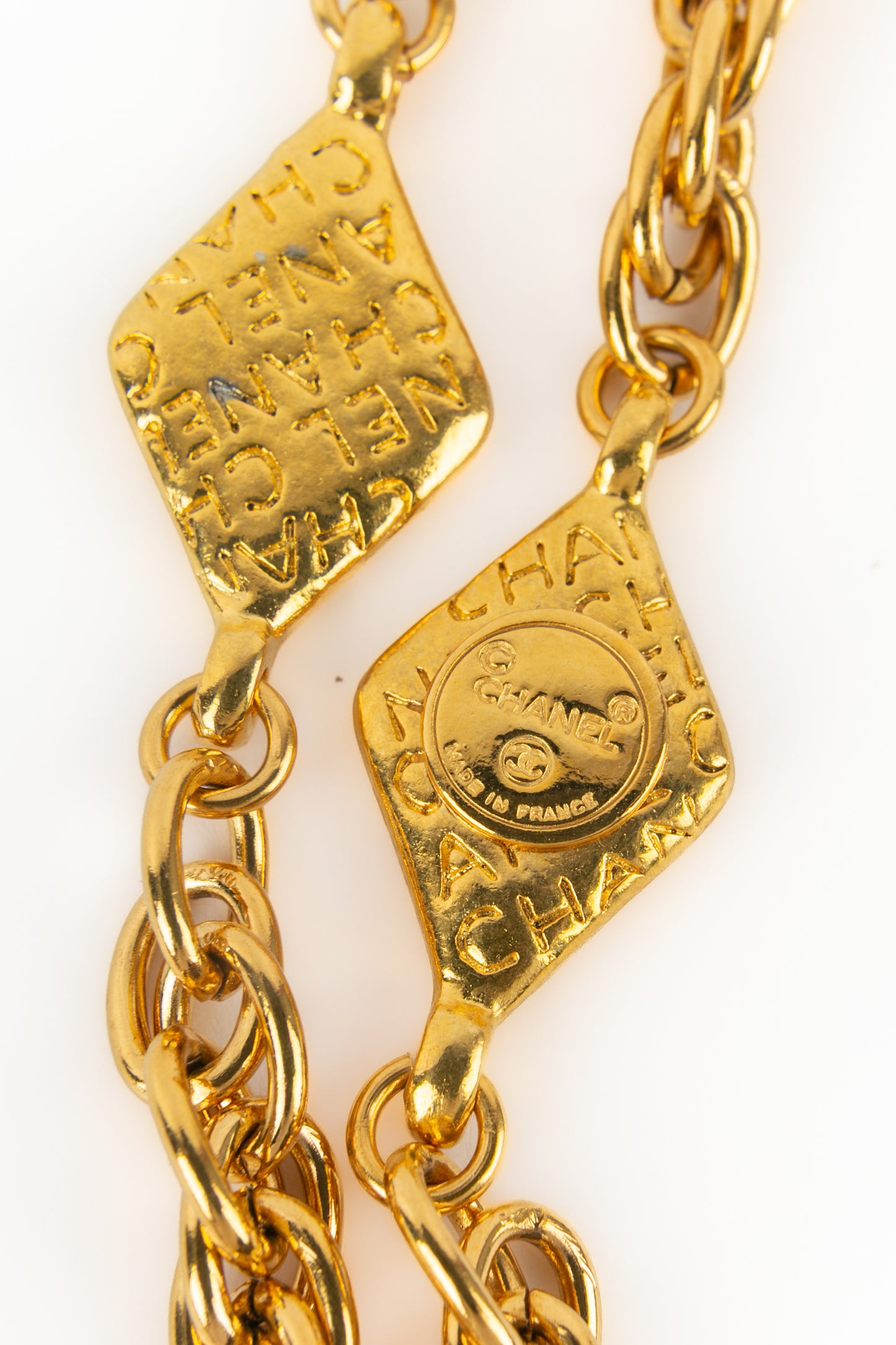 Collier doré Chanel