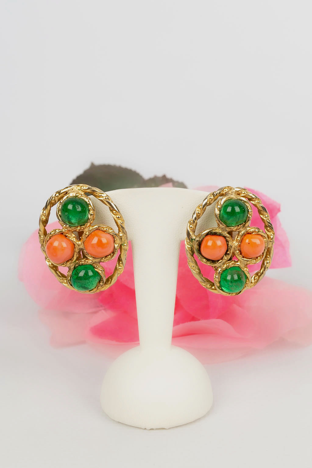 Paire de boucles d’oreilles rétro vintage fantaisie, bijou Paire de boucles d’oreilles rétro vintage fantaisie, bijou