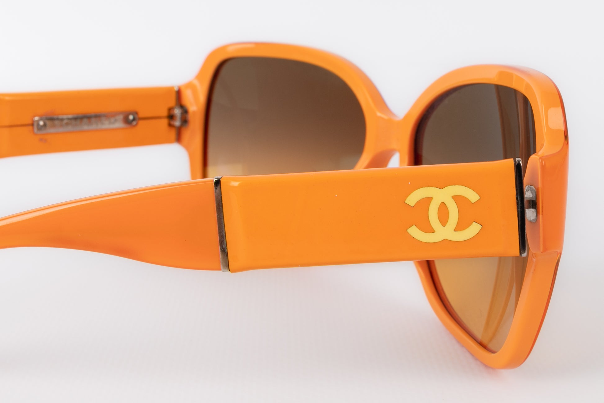 Lunettes de soleil oranges Chanel