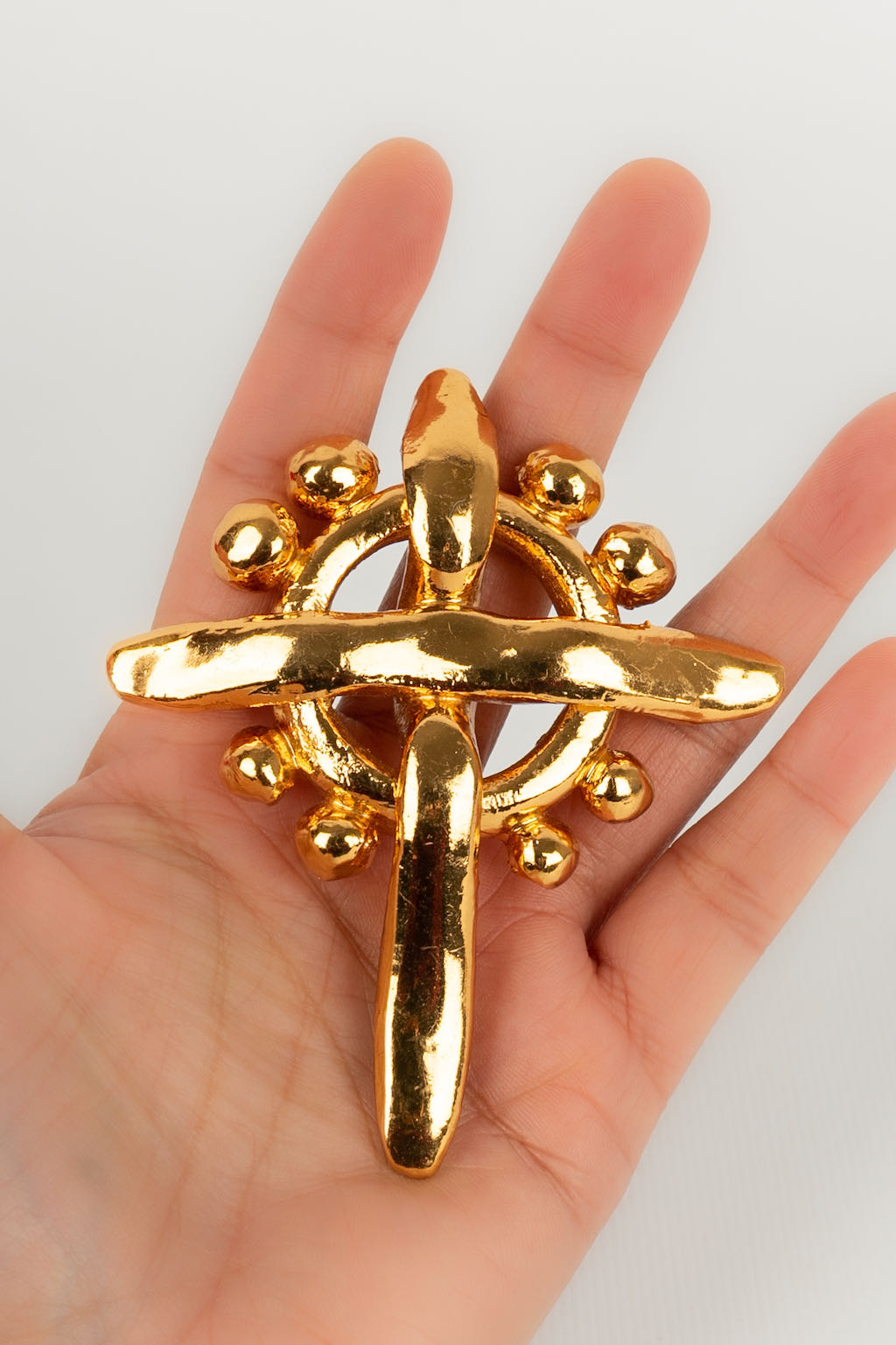 Broche dorée Christian Lacroix