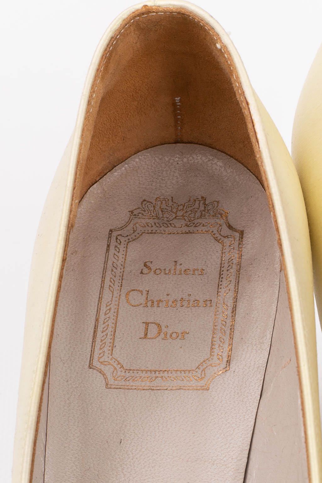 Escarpins en satin jaune Dior