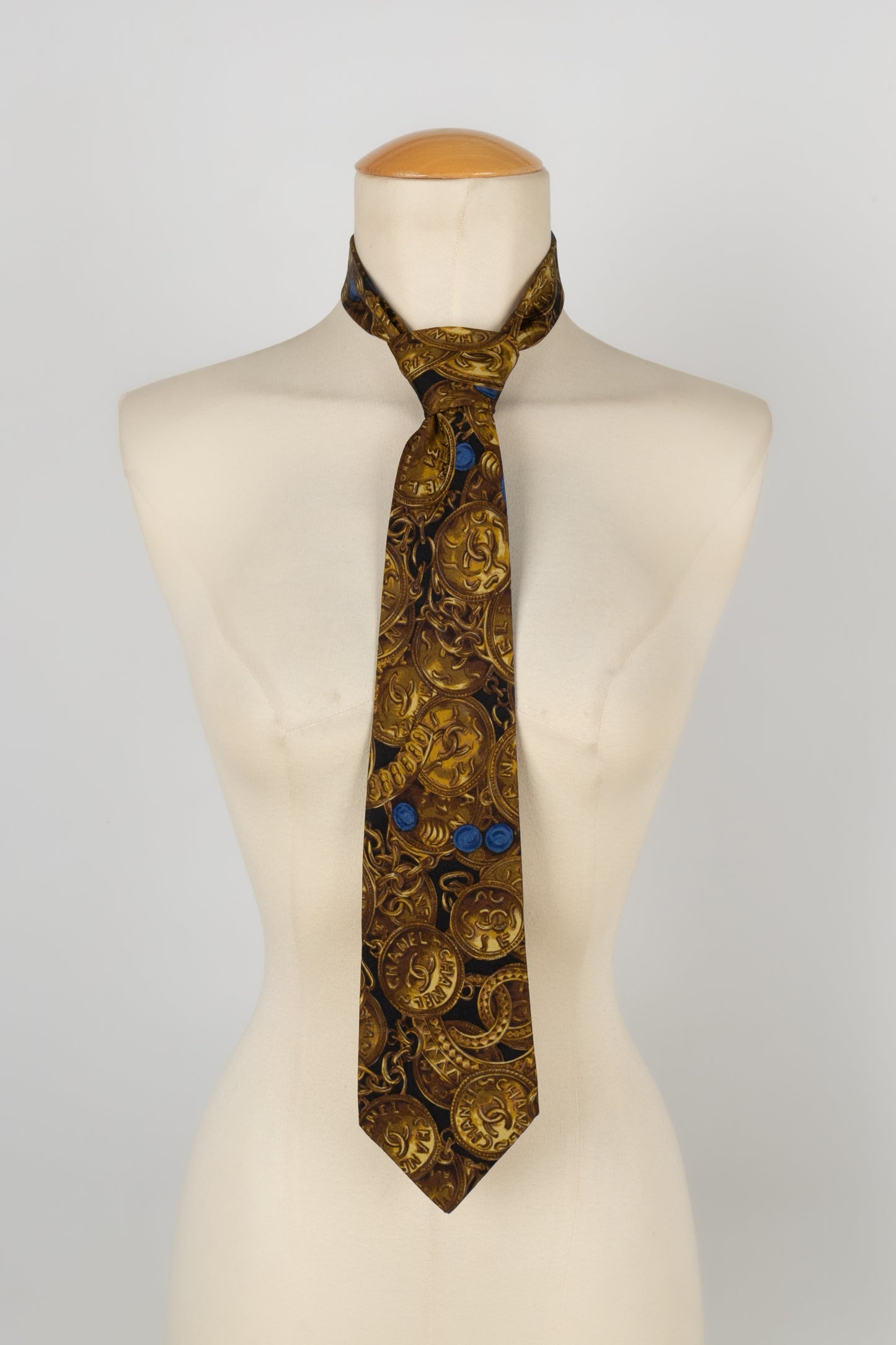 Cravate en soie dorée Chanel