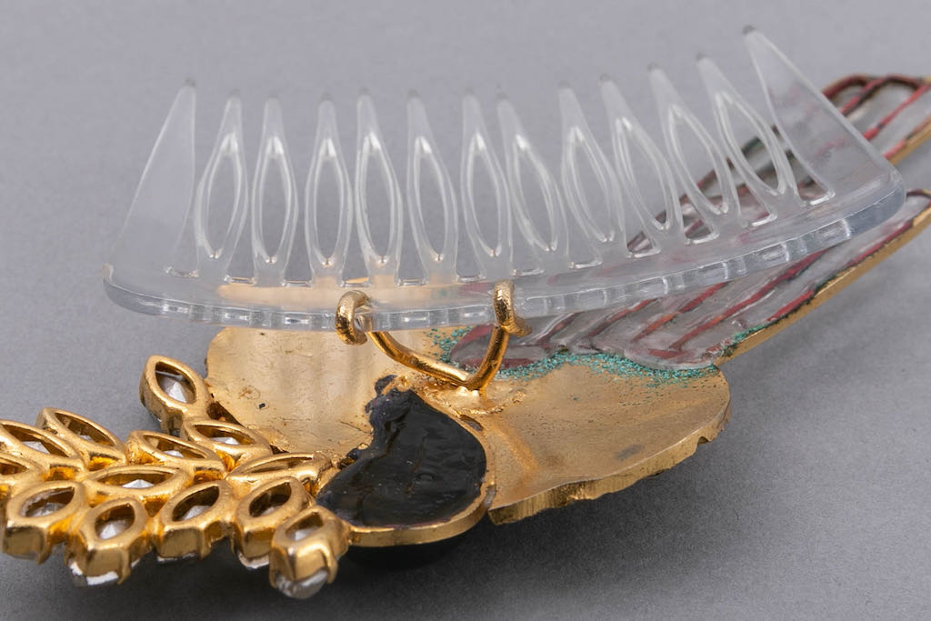 Comb in gilded metal and glass paste