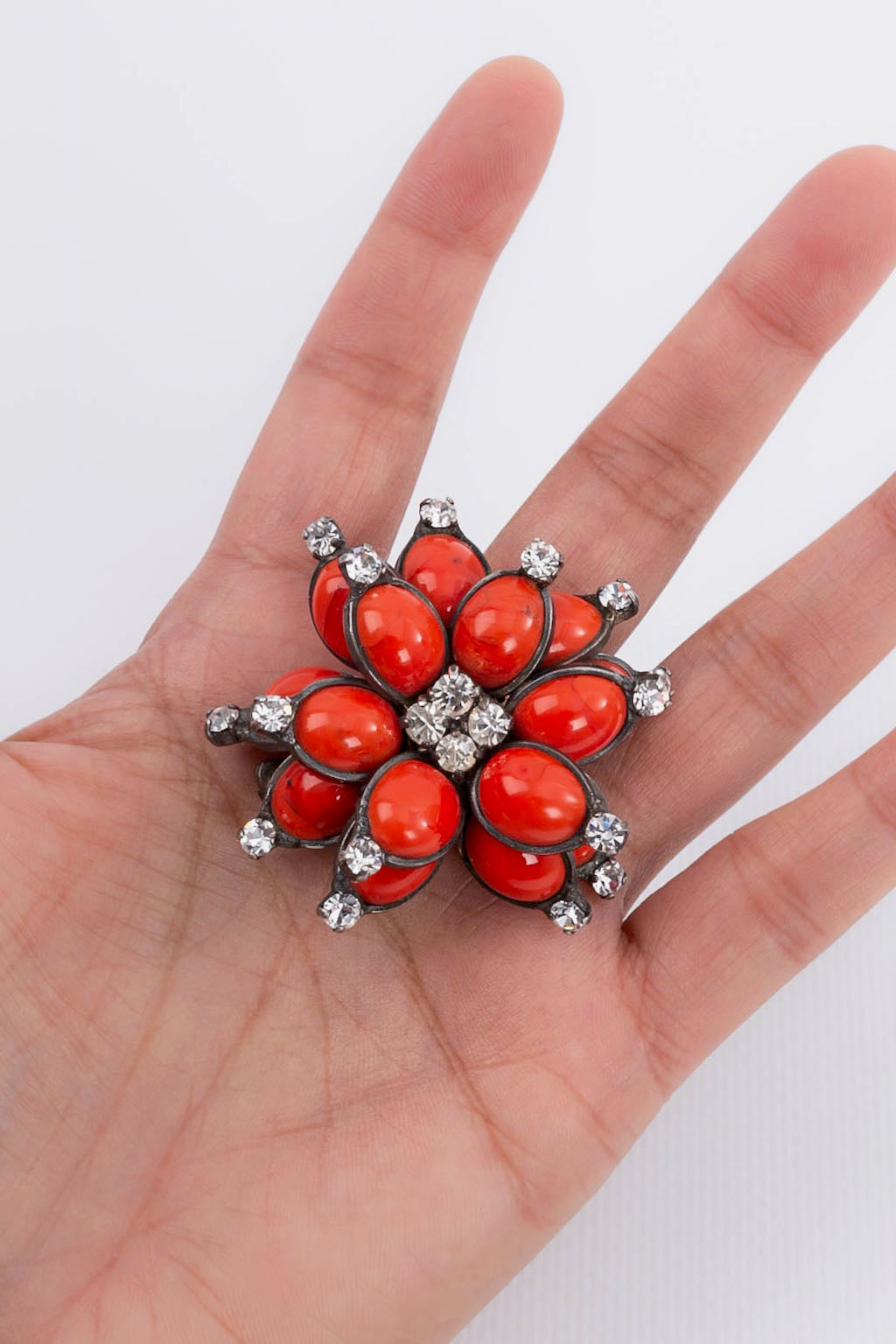 Broche en pâte de verre Chanel Printemps 1996