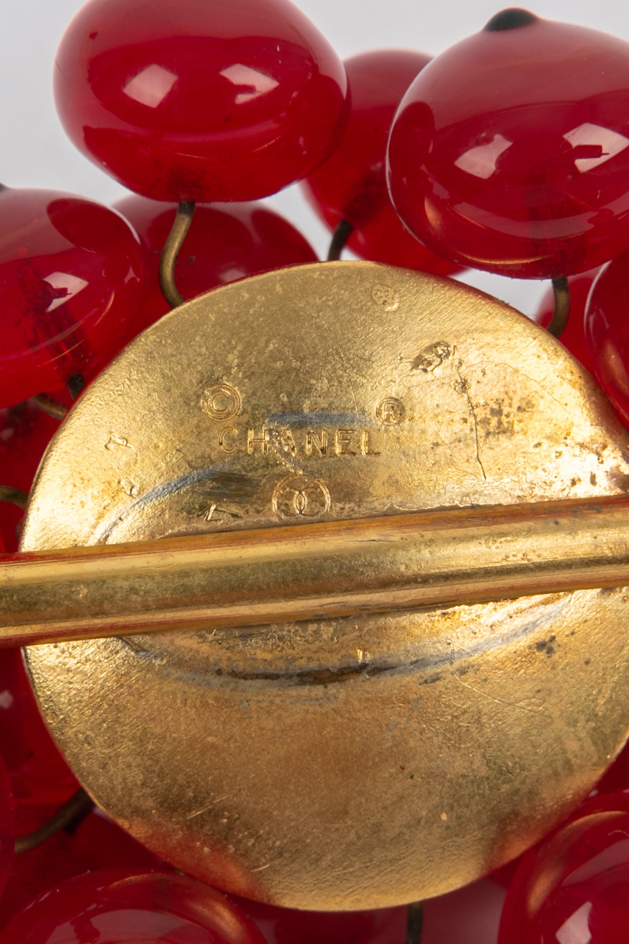 Broche en pâte de verre Chanel