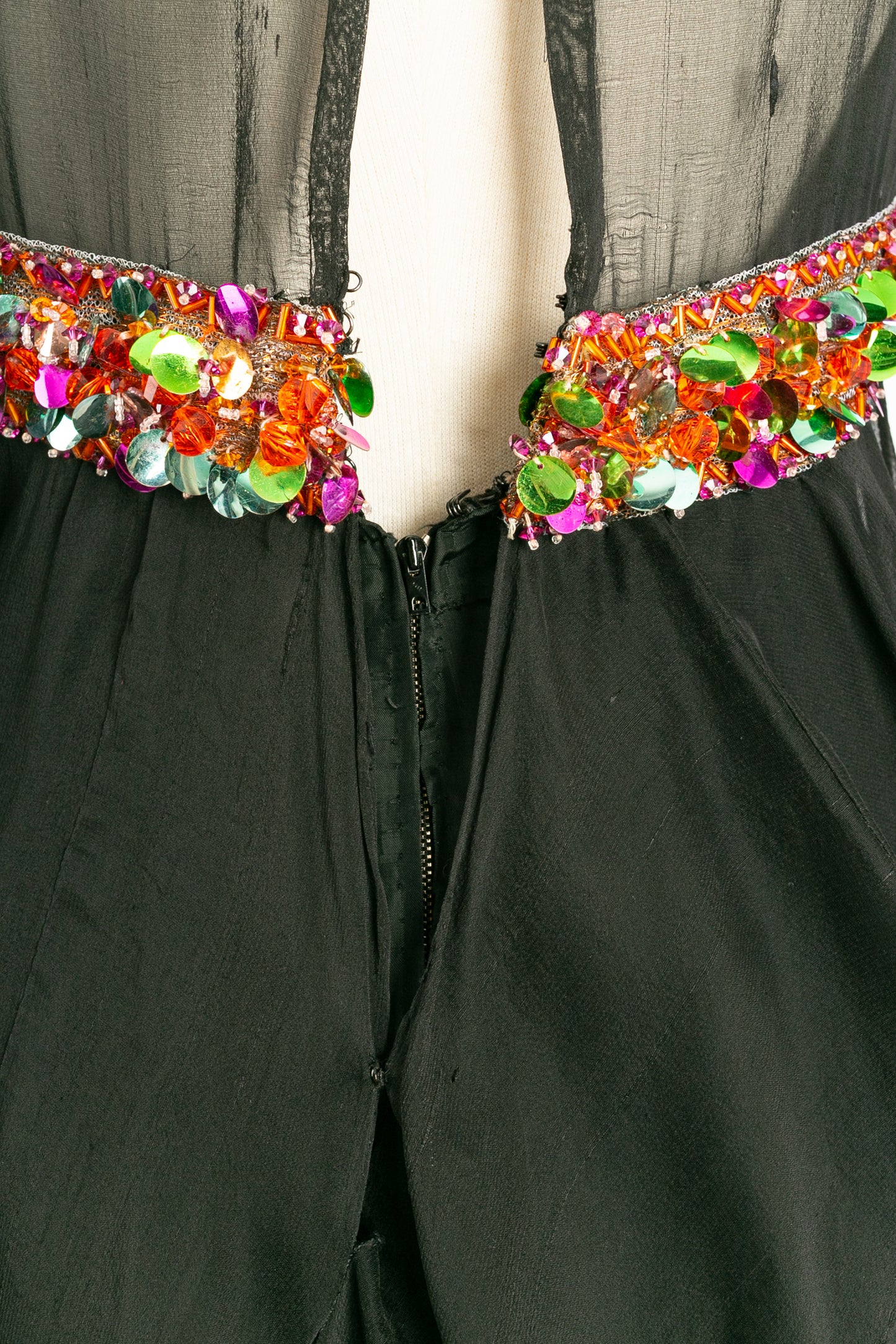 Robe en mousseline noire à sequins