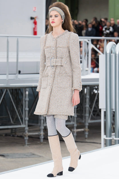 00032-chanel-fall-2017-ready-to-wear-credit-indigital-model-bara-podzimkova.webp