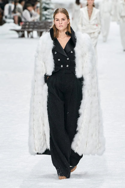 00059-chanel-fall-2019-ready-to-wear-credit-gorunway-model-anna-ewers.webp