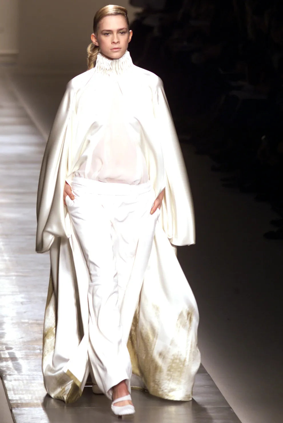 009-givenchy-spring-2002-couture-an-oost-1.webp