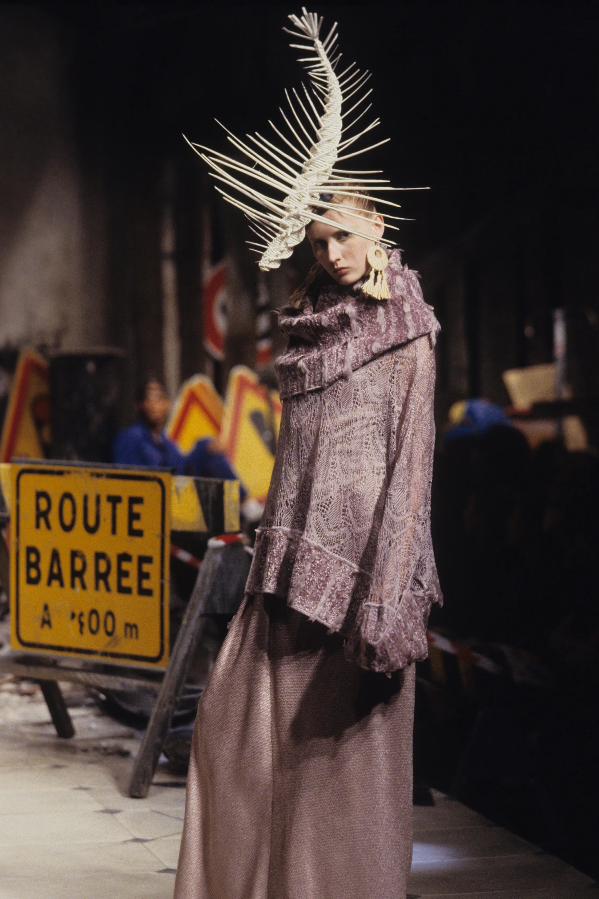 028-john-galliano-fall-1999-ready-to-wear-CN10024167.webp