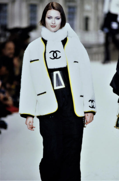 059-chanel-fall-1994-ready-to-wear-CN10053088-shalom-harlow.webp