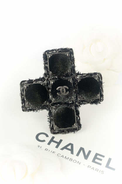 Broche croix Chanel 2013