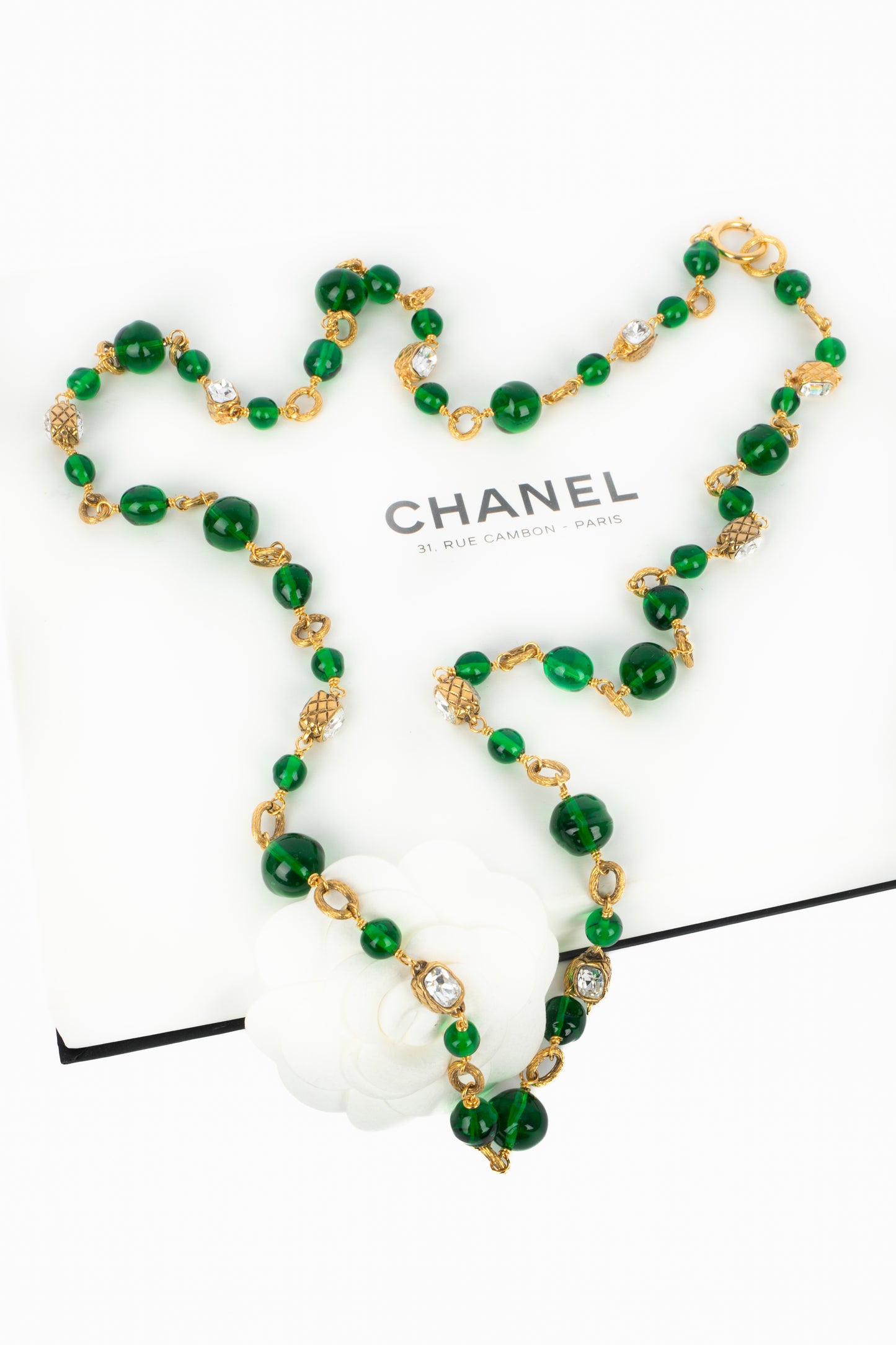 Collier de perles vertes Chanel