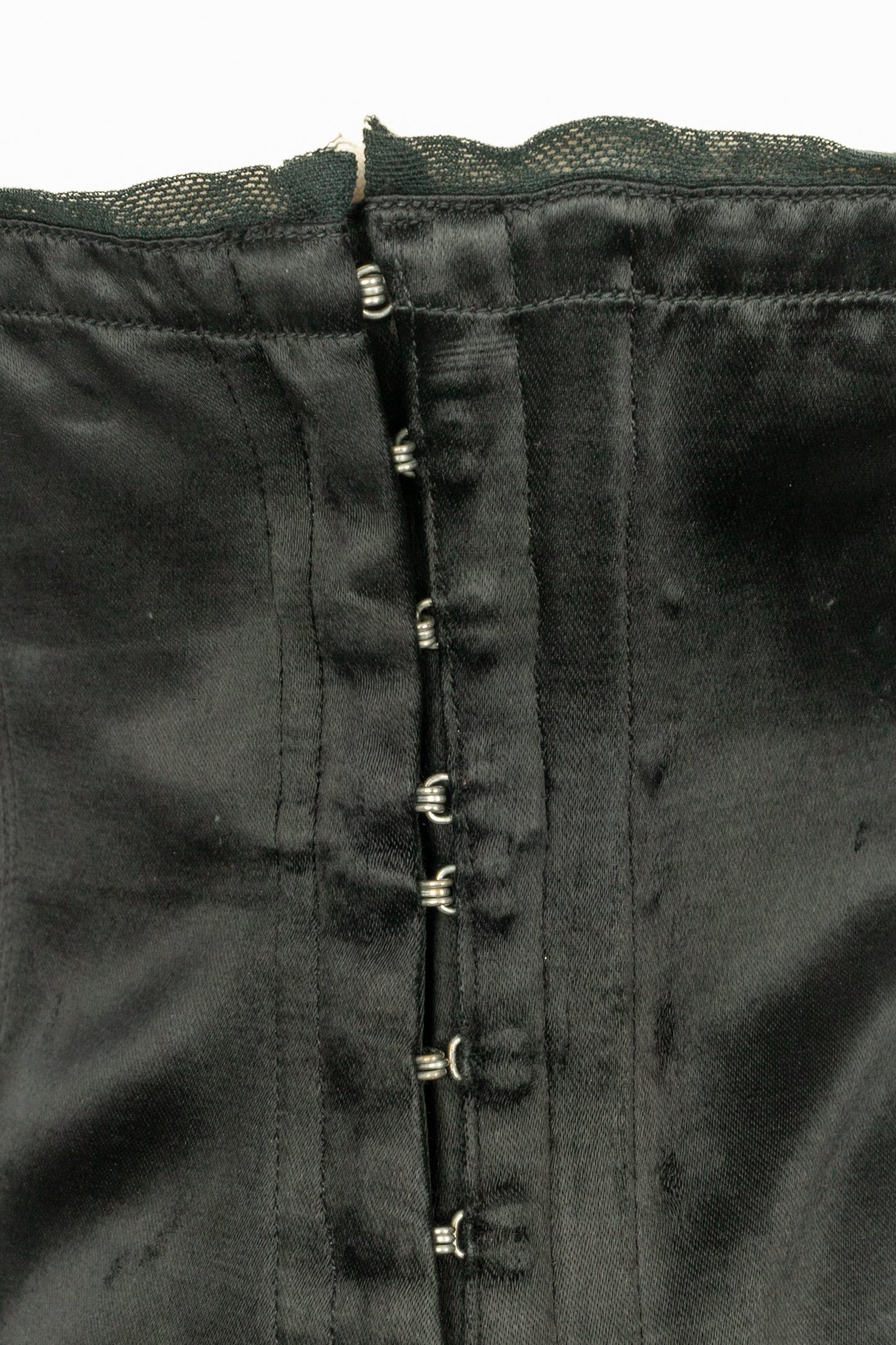 Porte jarretelle en satin noir