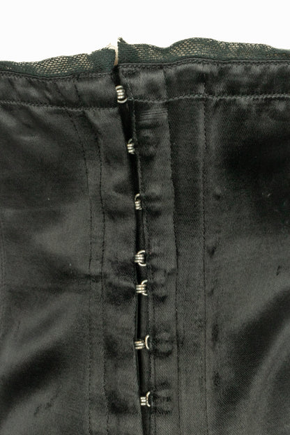 Porte jarretelle en satin noir