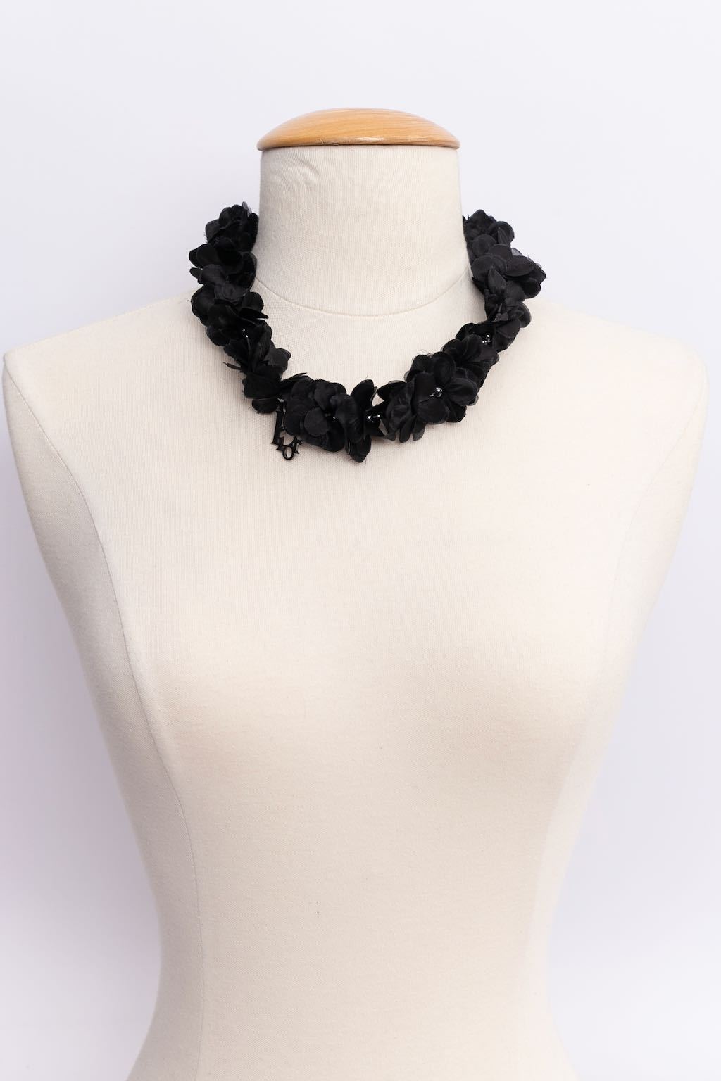 Collier de fleurs noires Dior