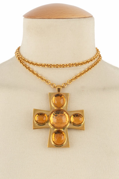 Collier croix Chanel Pre Fall 2022