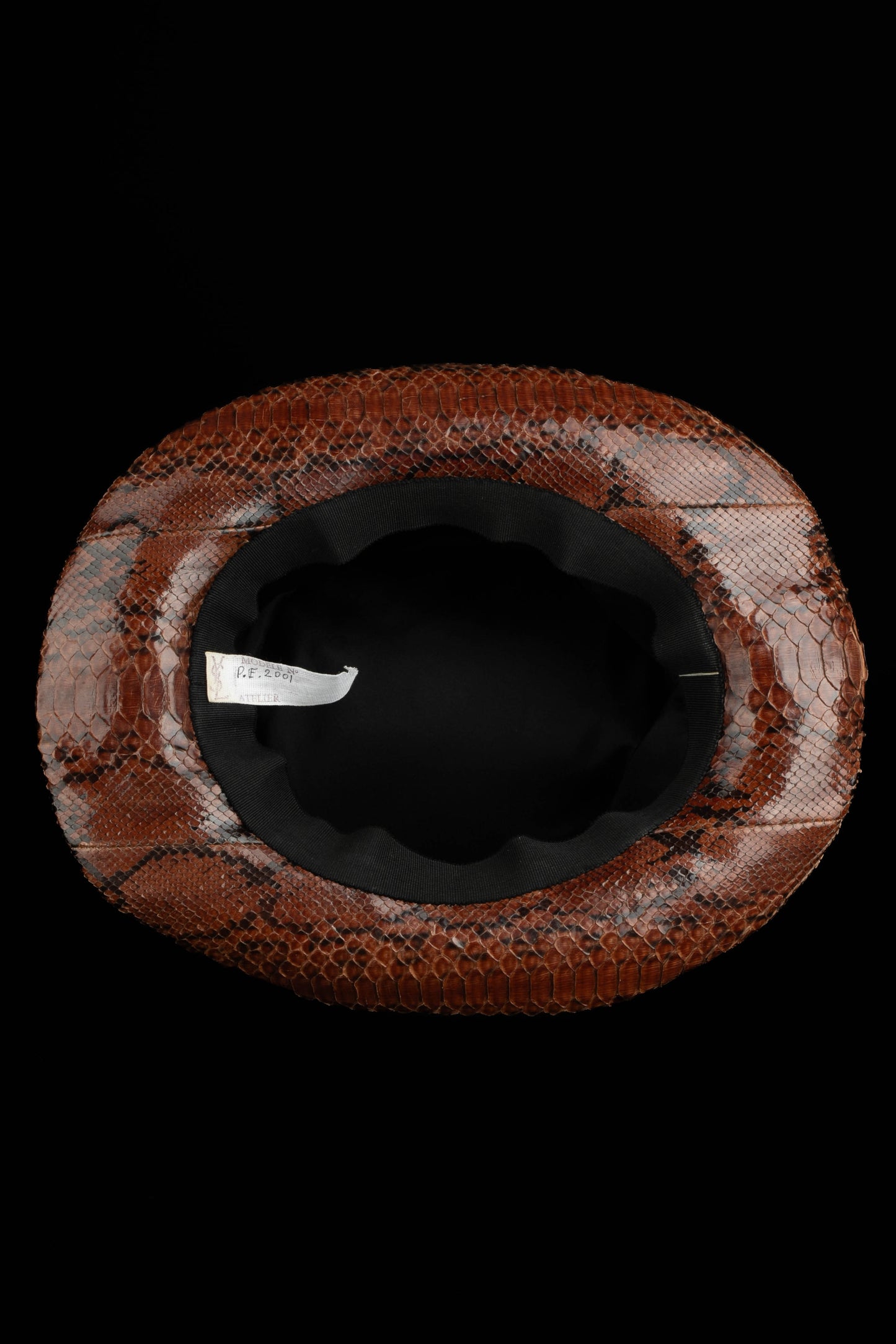 Chapeau en serpent Yves Saint Laurent Haute Couture