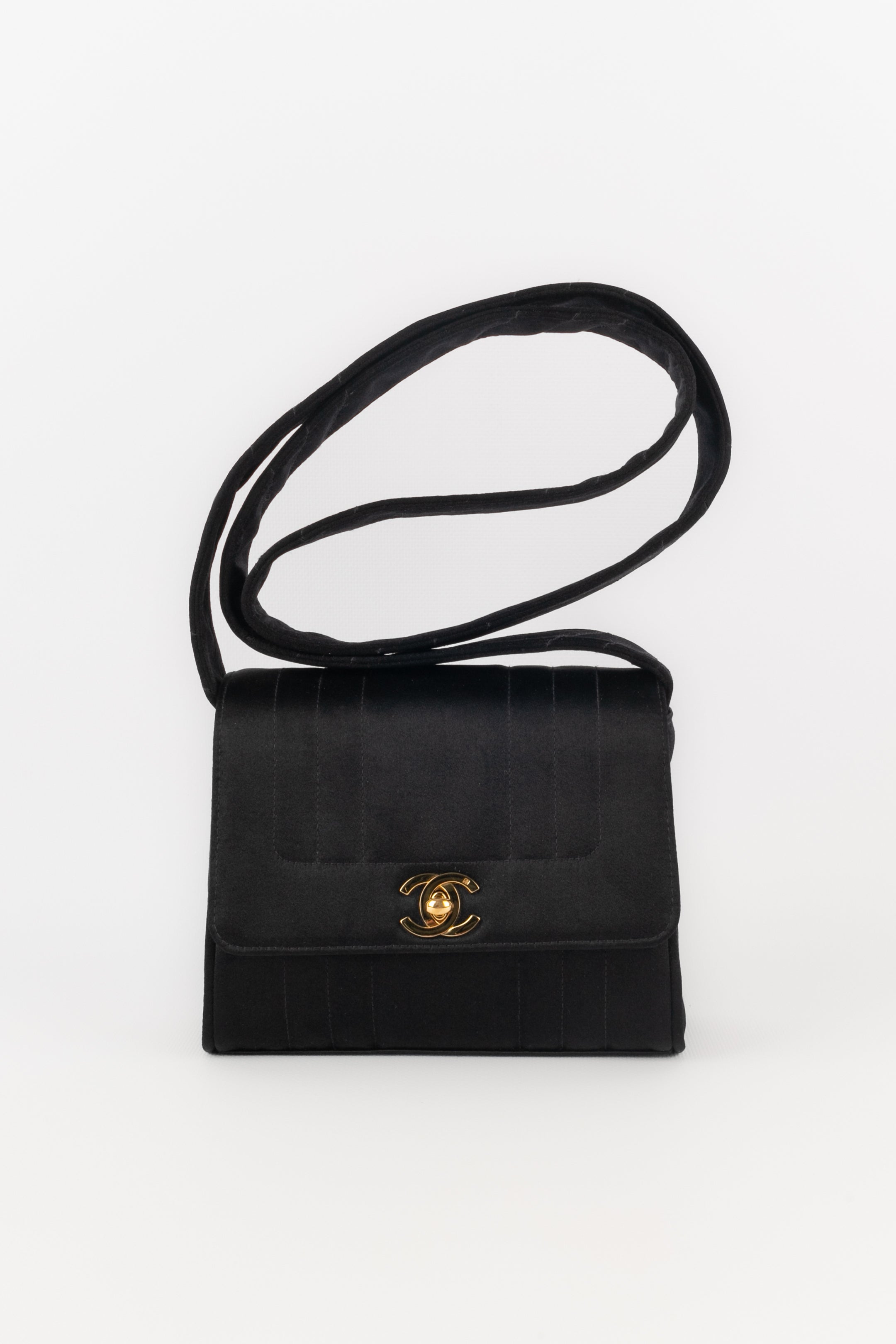 ヴィンテージ　Chanel Spring 1996 ベルベット CC 40 ヴィンテージ Chanel Spring 1996 ベルベット CC 40 Iconic Chanel