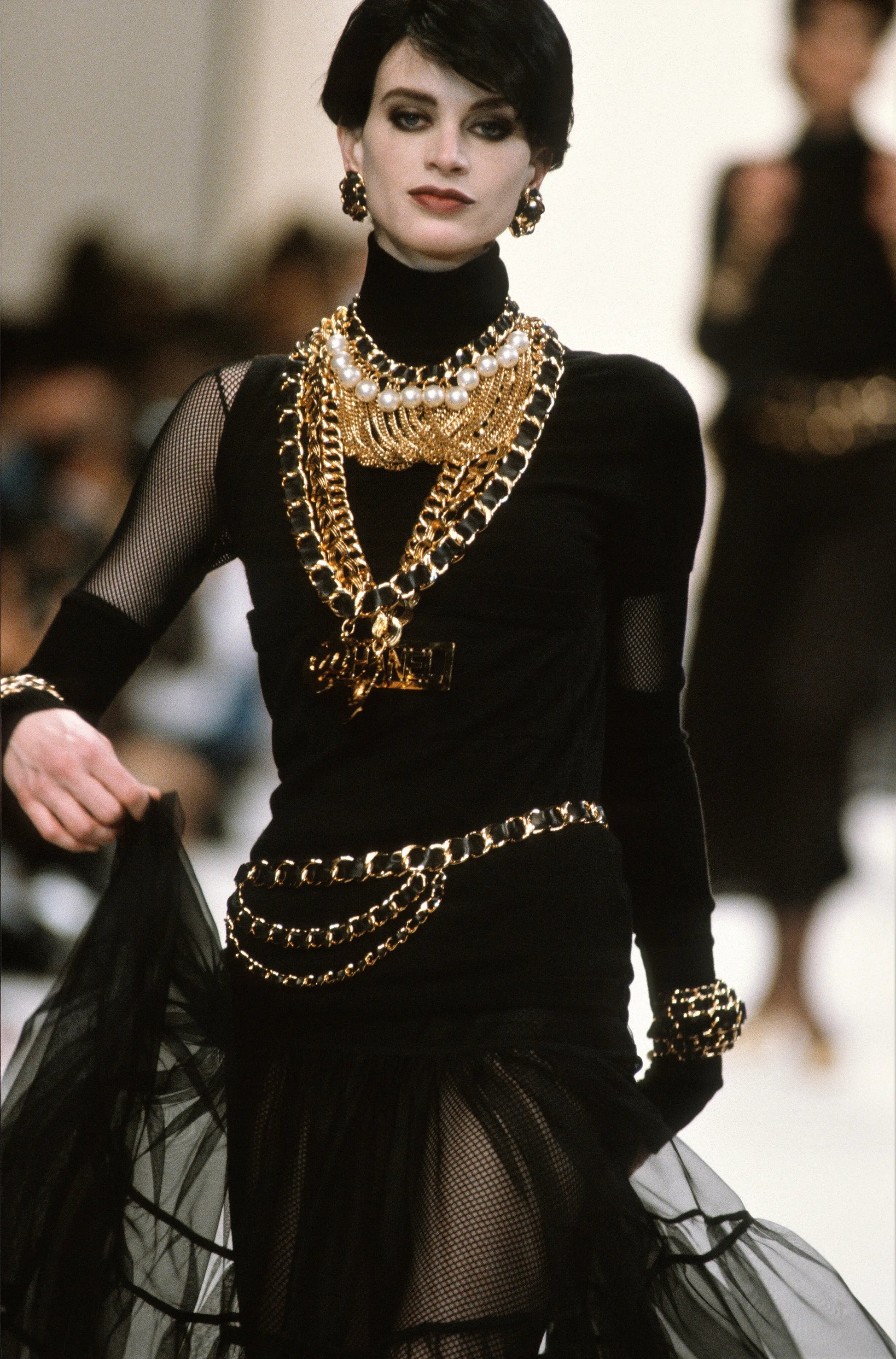 110-chanel-fall-1991-ready-to-wear-GettyImages-502655230-kristen-mcmenamy.webp