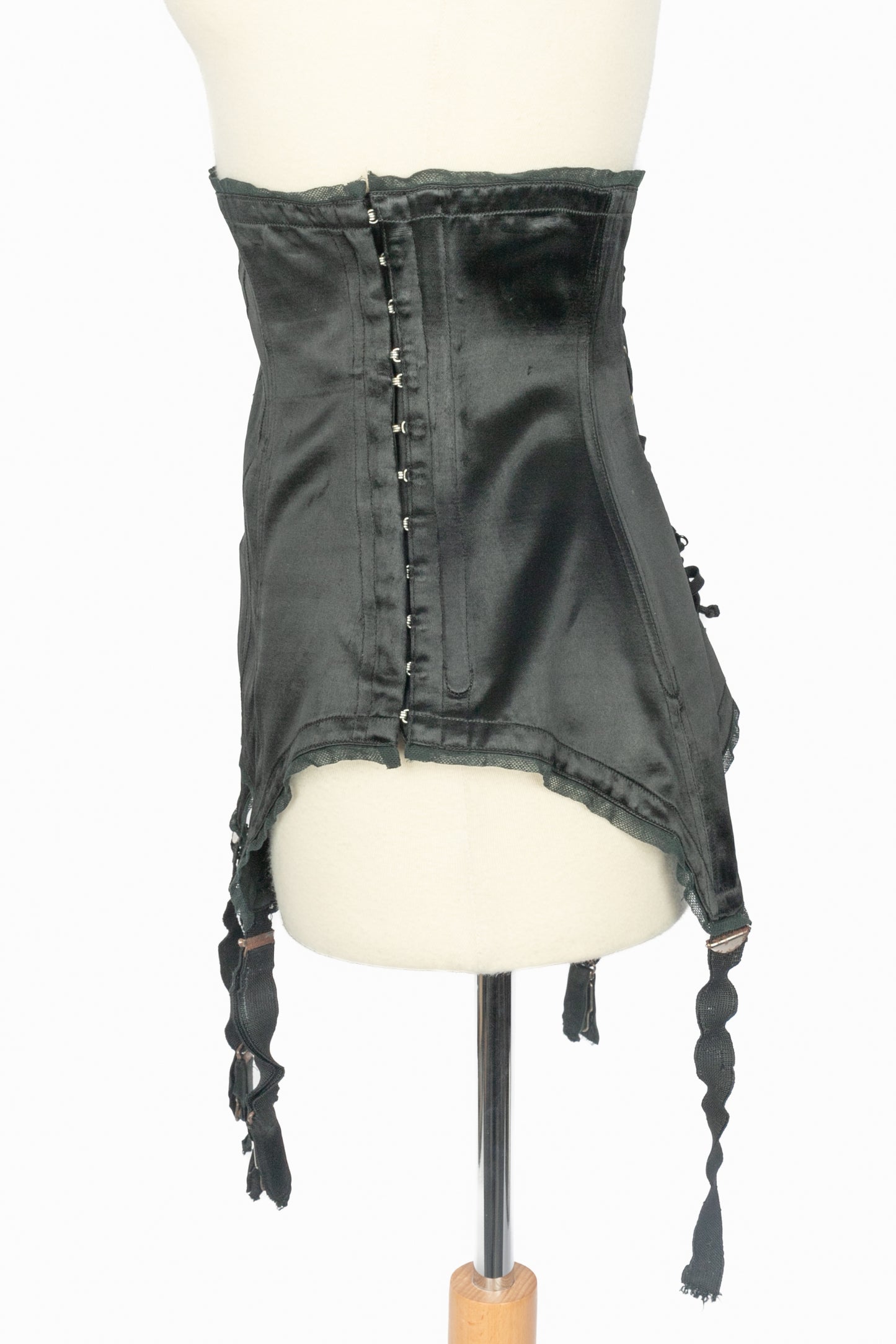 Porte jarretelle en satin noir