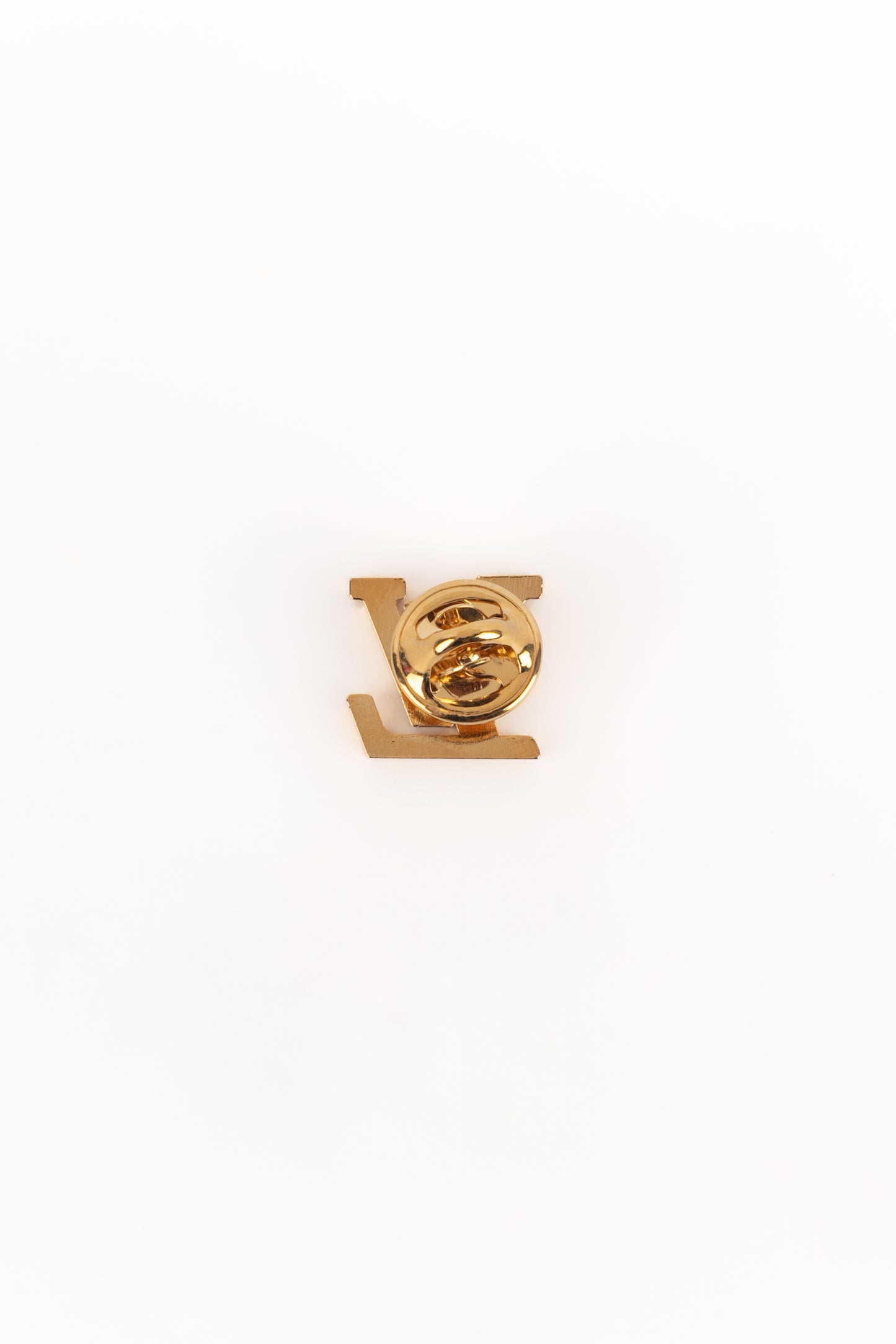 Pins LV en métal doré.