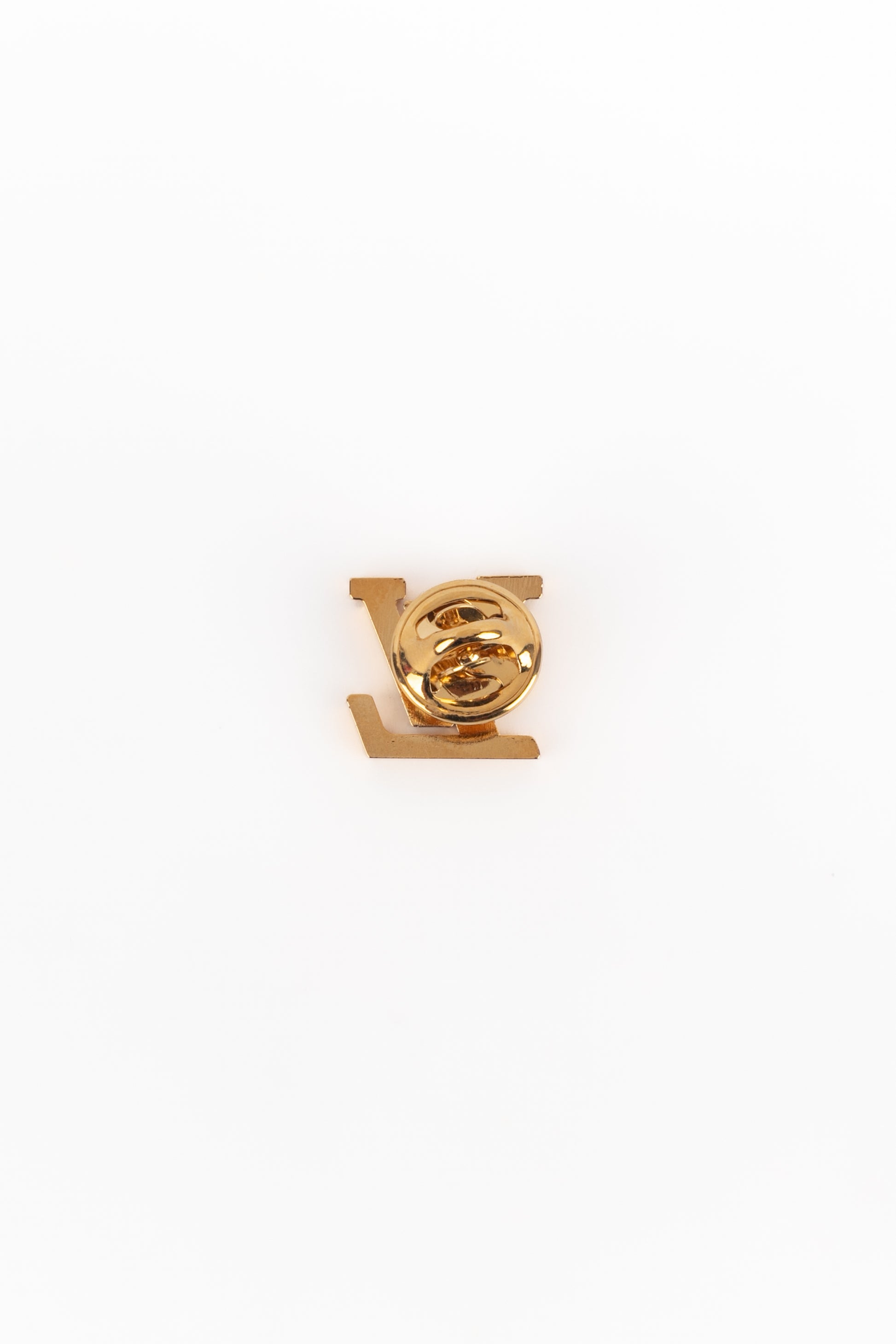 Pins LV en métal doré.