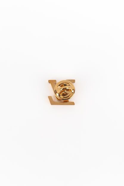 Pins LV en métal doré.