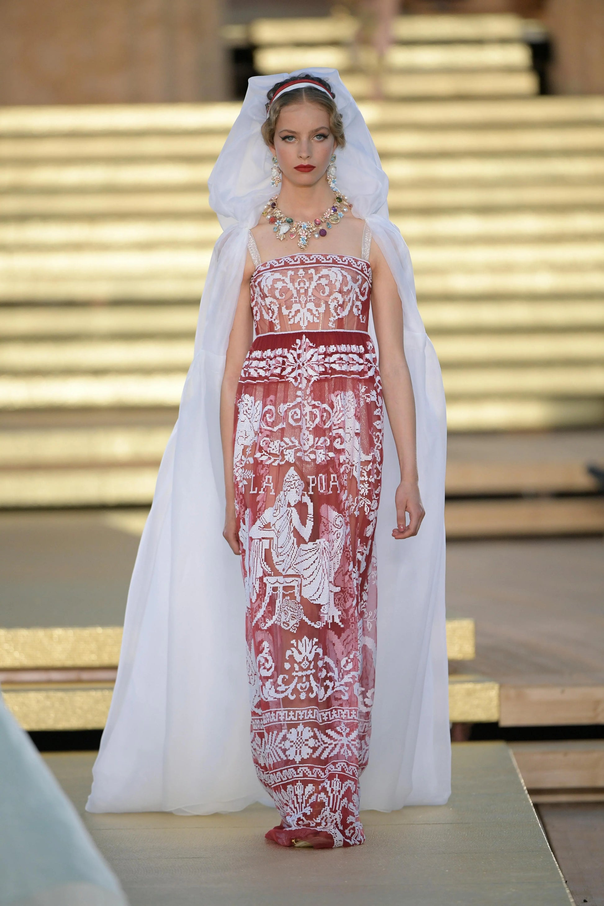 1643369833-1571506958426403-dolce-gabbana_alta-moda_agrigento_2019_runway-60.webp
