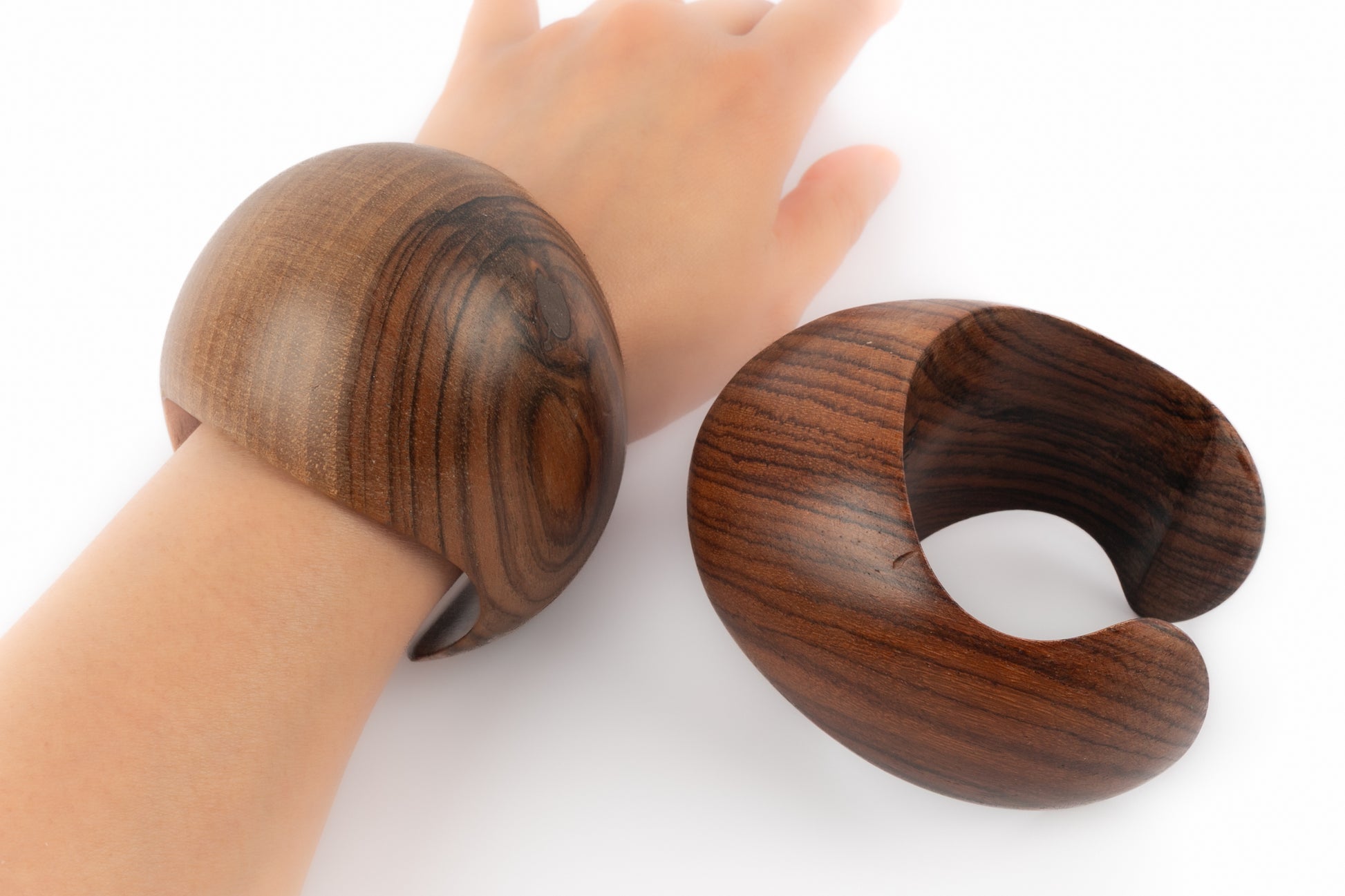 Paire de bracelets manchettes en bois Valentino