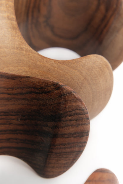 Paire de bracelets manchettes en bois Valentino