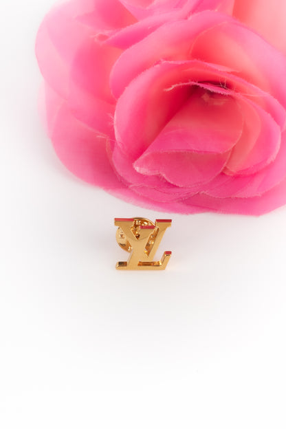 Pins LV en métal doré.