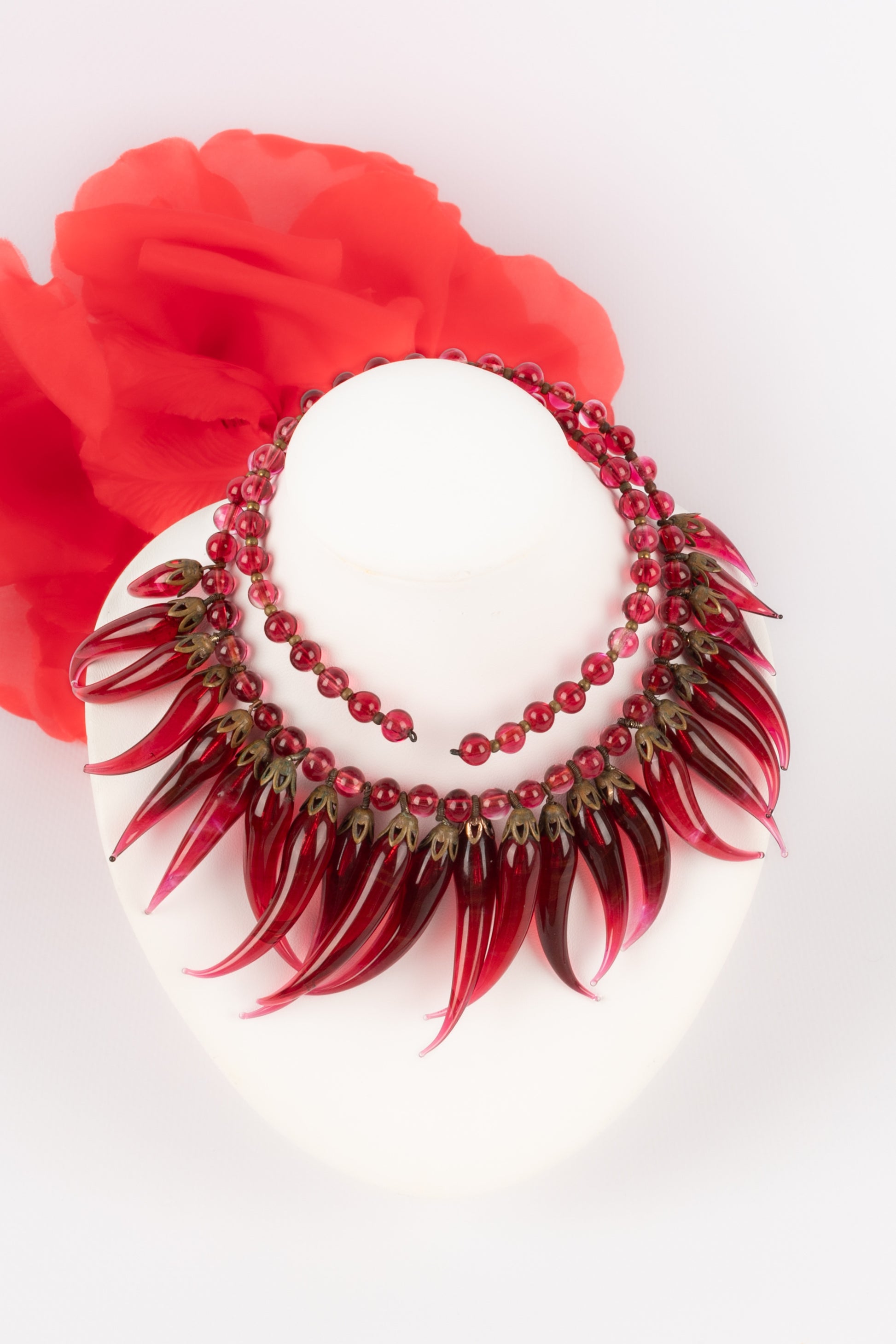 Collier en pâte de verre rouge.