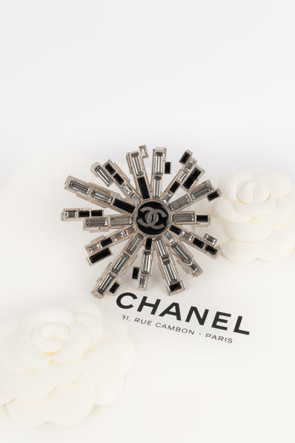 Broche argentée Chanel