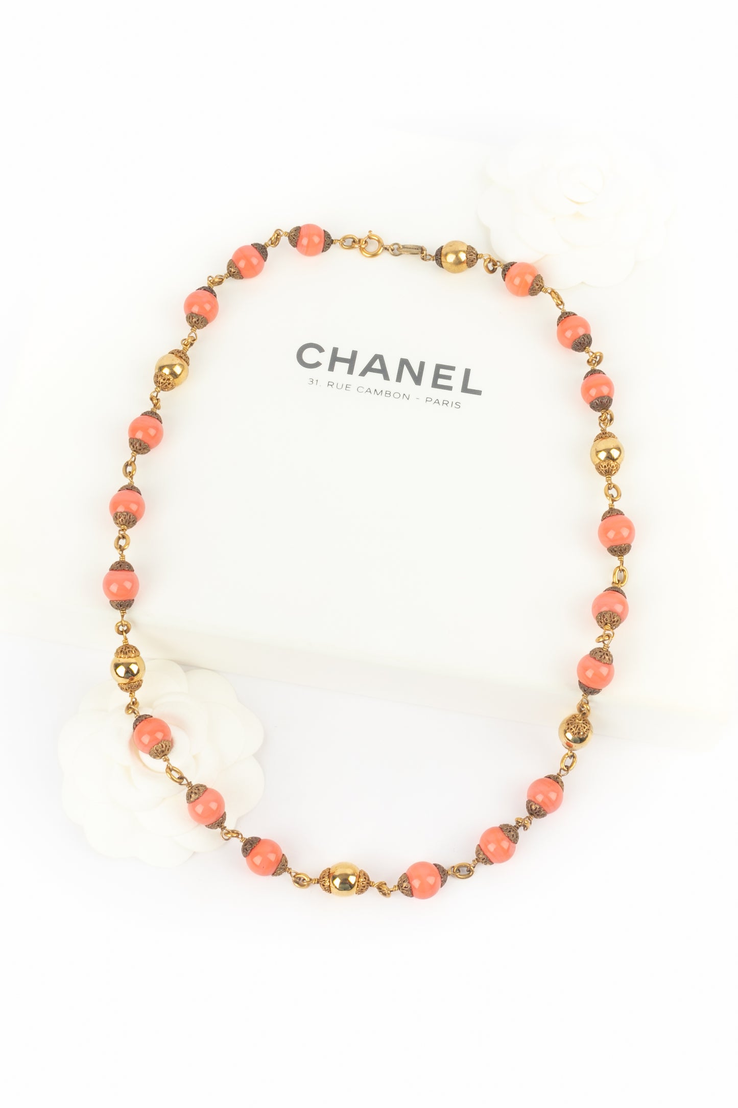 Collier de perles roses Chanel 