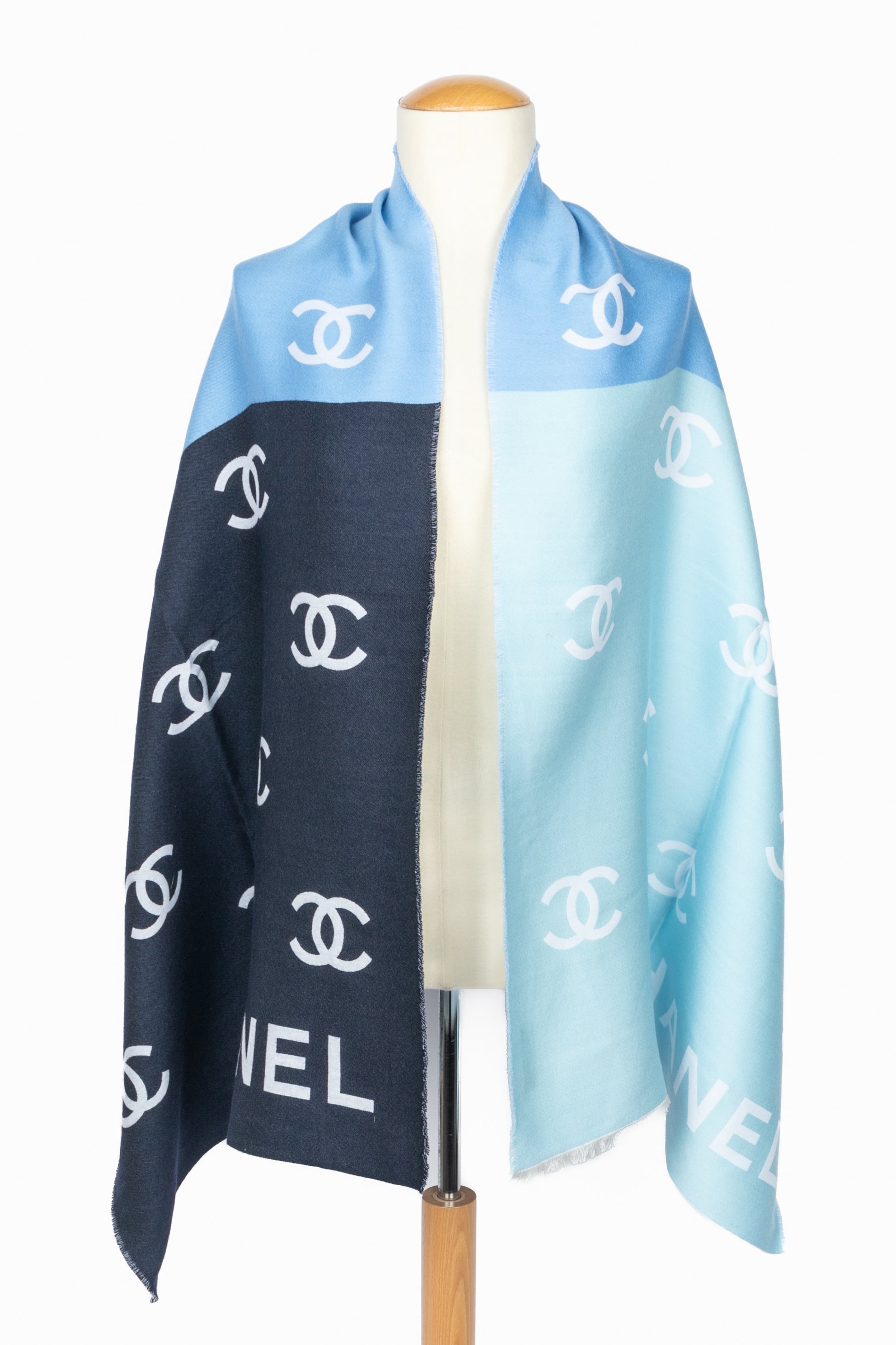 Écharpe tricolore Chanel