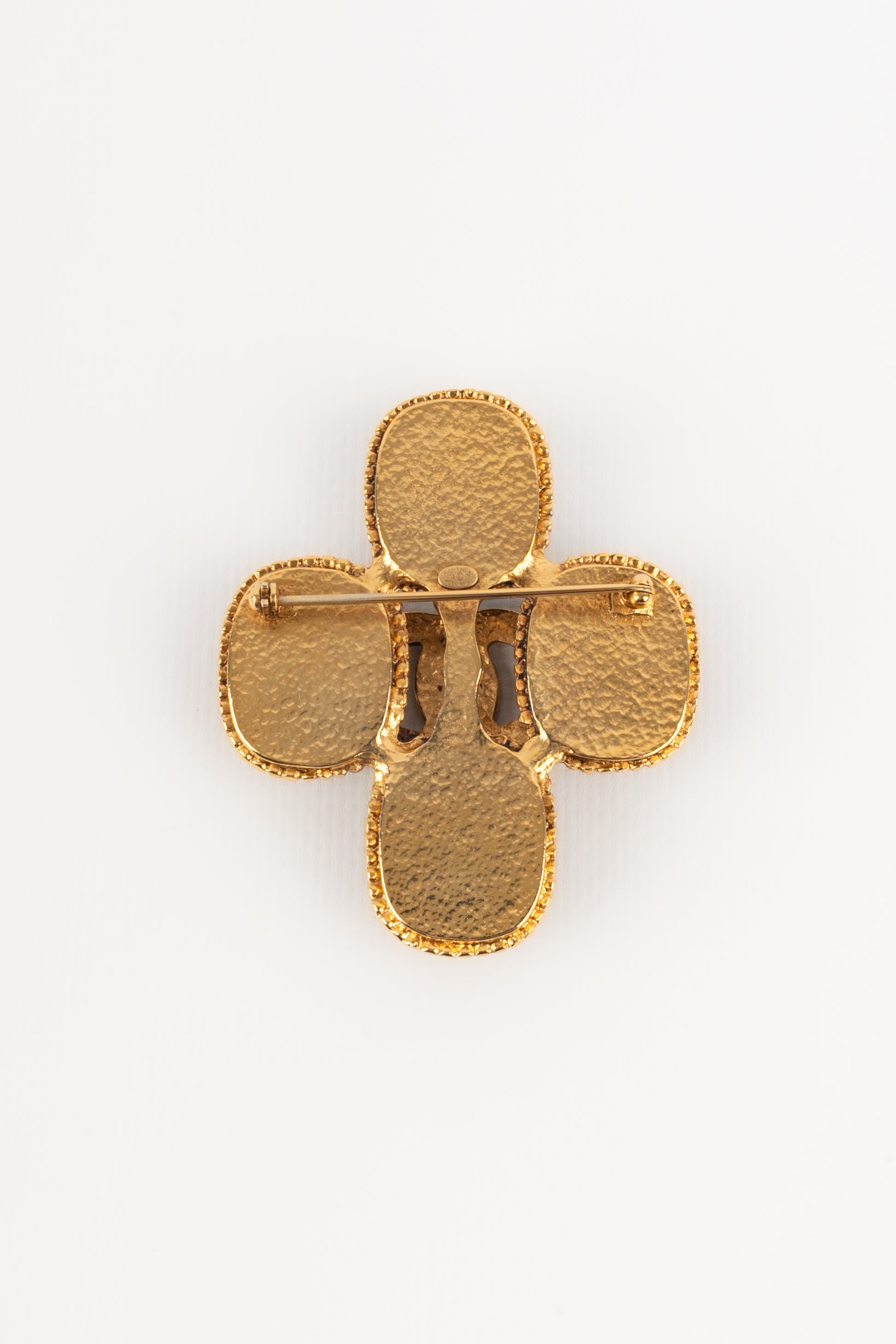 Broche croix Chanel 