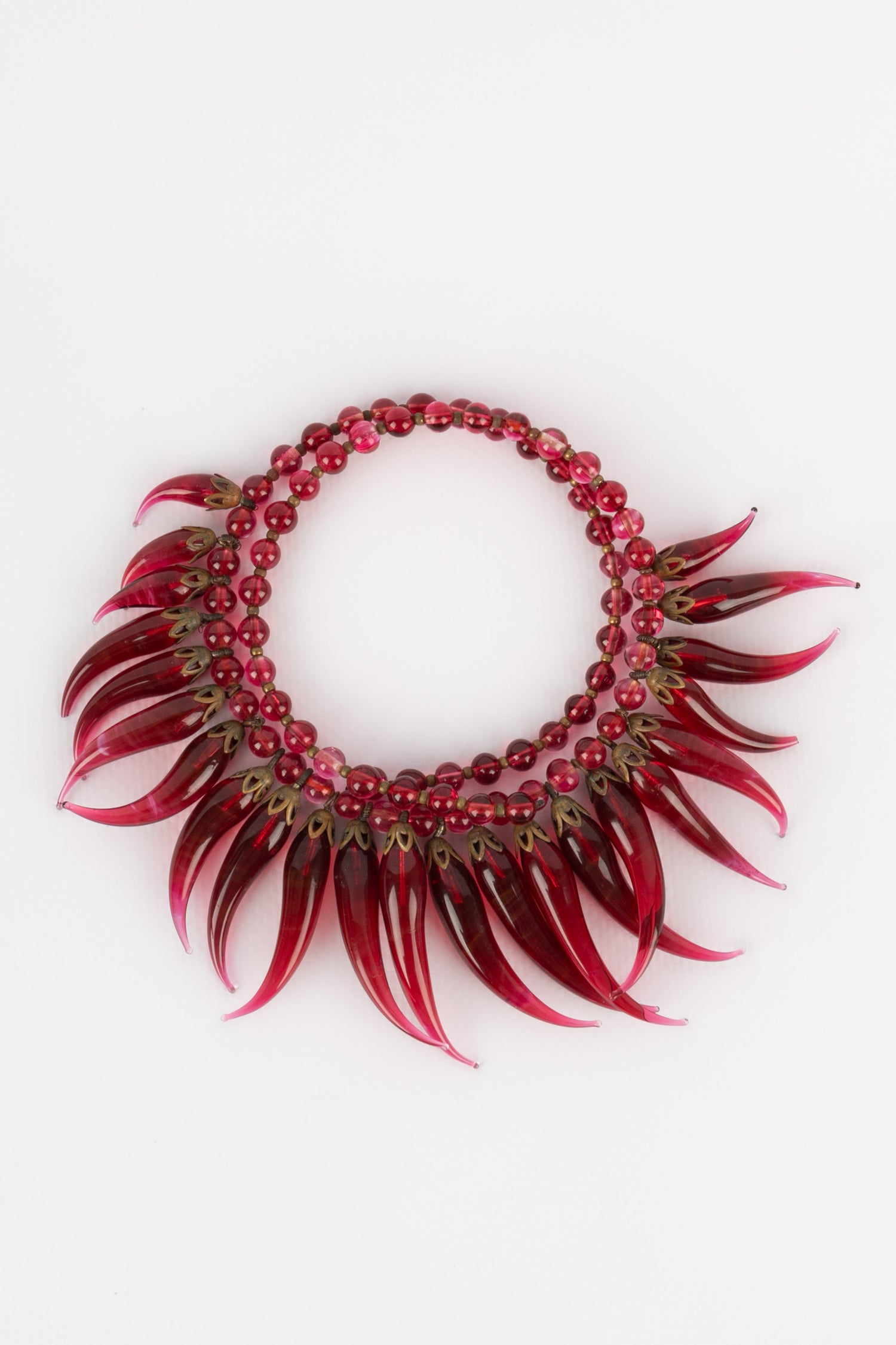 Collier en pâte de verre rouge.