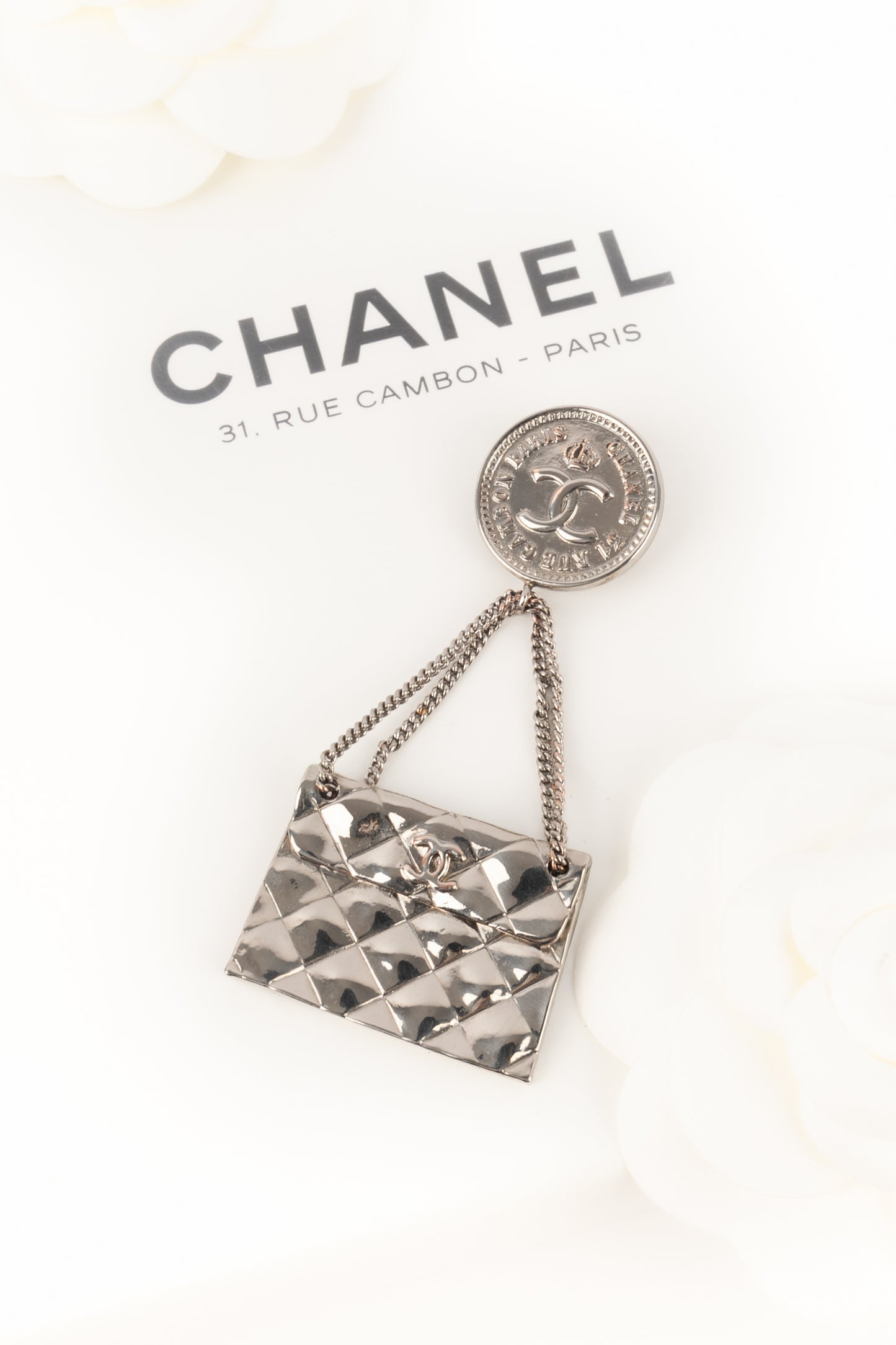 Broche "sac à main" Chanel 