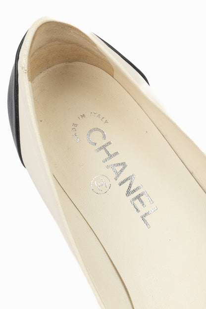 Ballerines en cuir bicolore Chanel