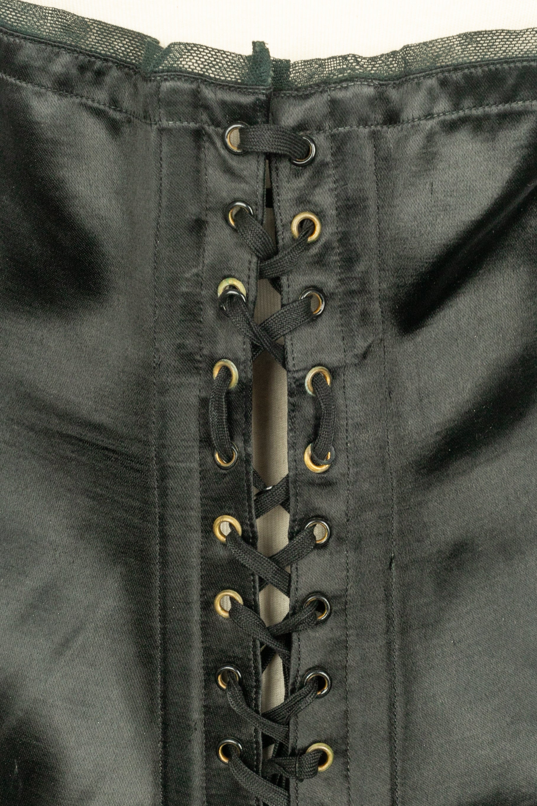 Porte jarretelle en satin noir