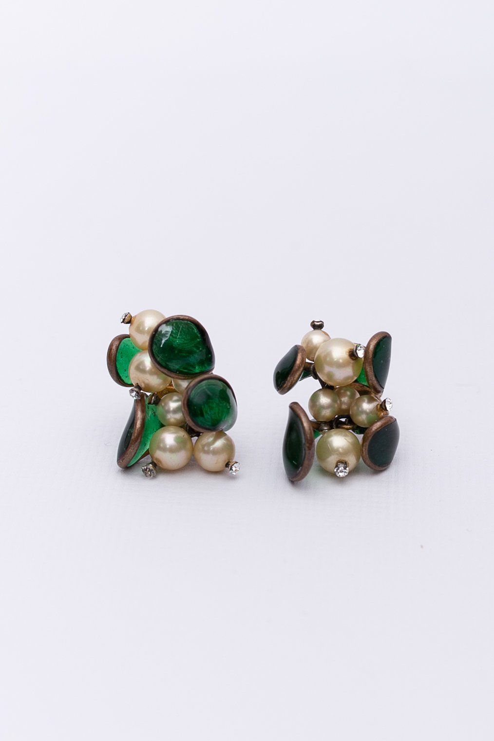 Boucles d'oreilles en pâte de verre Chanel (Attribuées à)