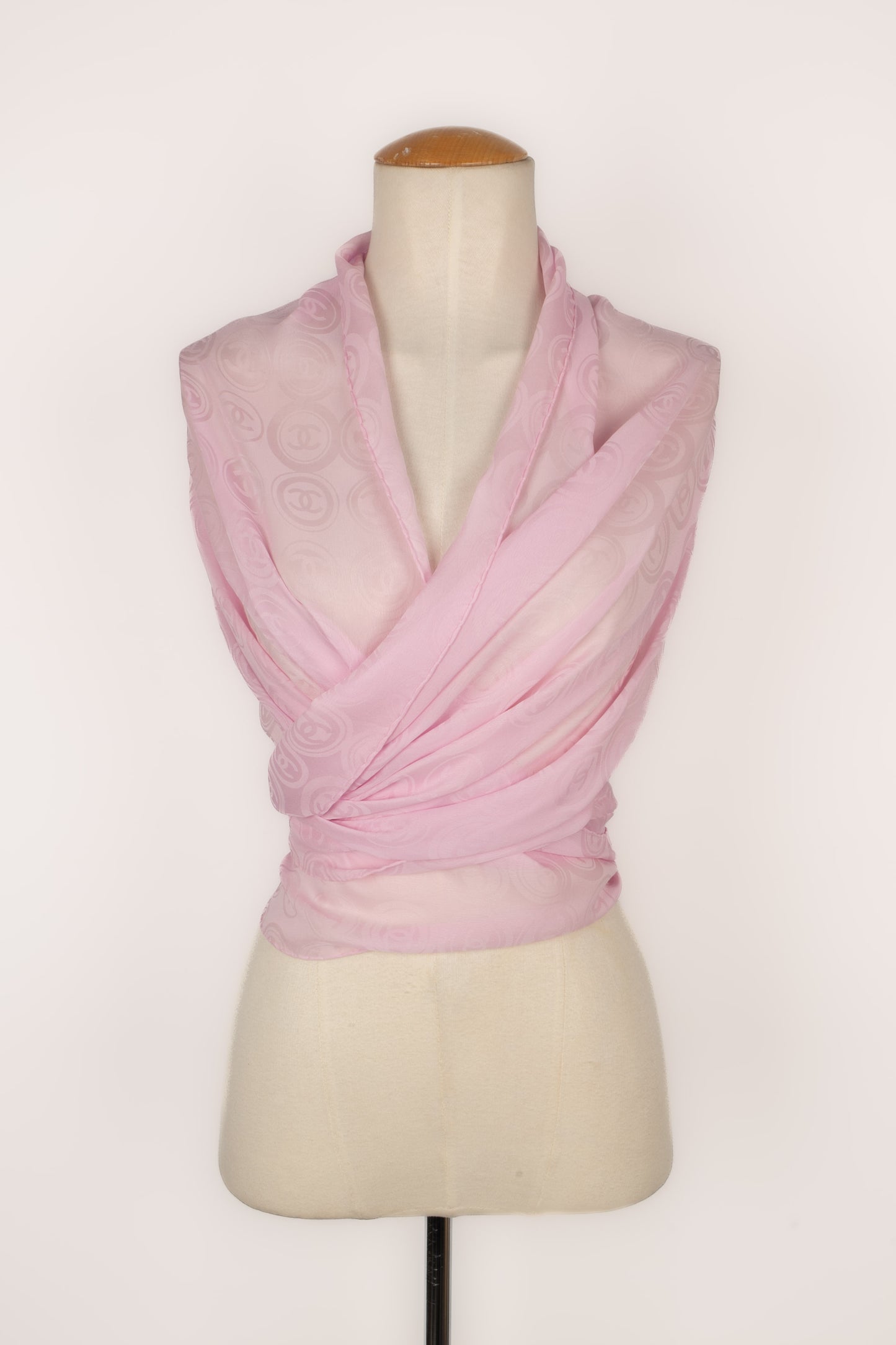 Foulard en soie rose Chanel