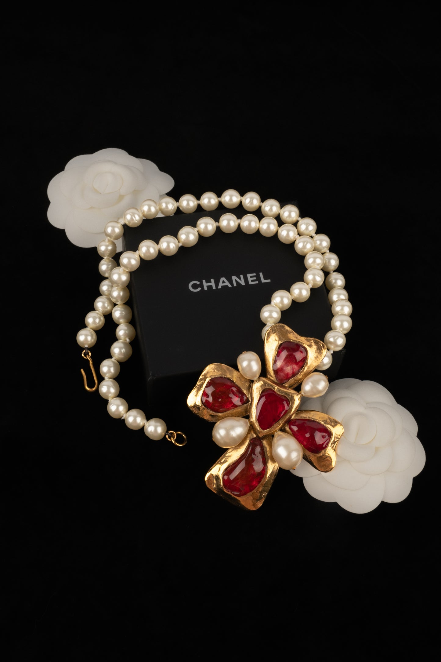 Collier croix Chanel