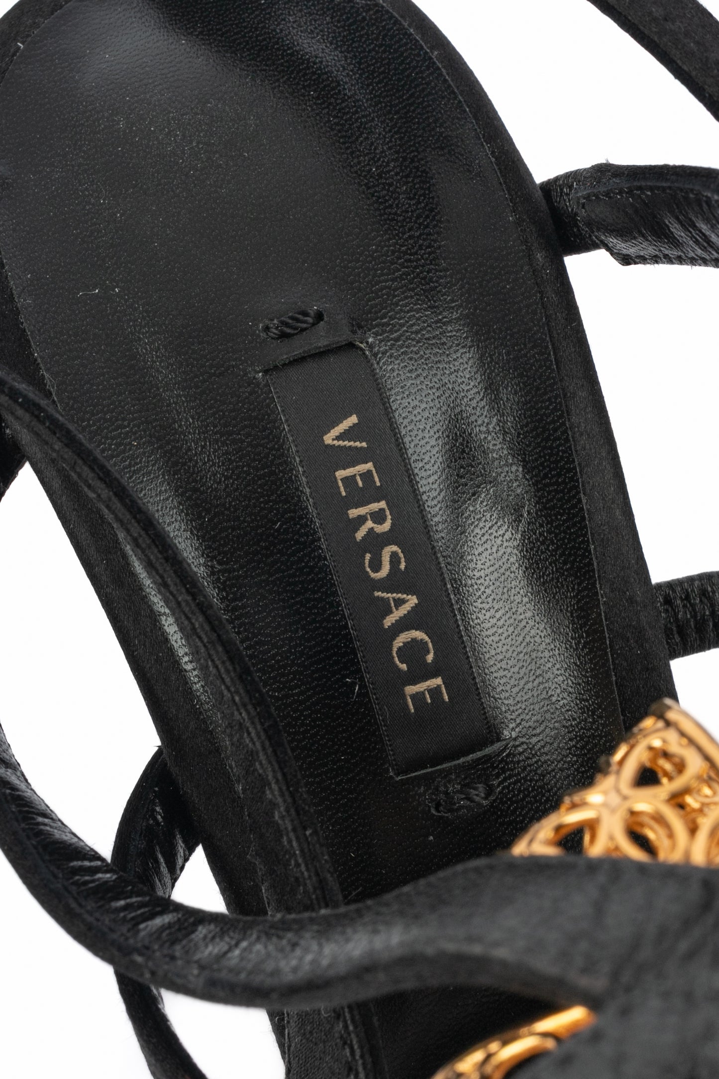 Escarpins en satin noir Versace