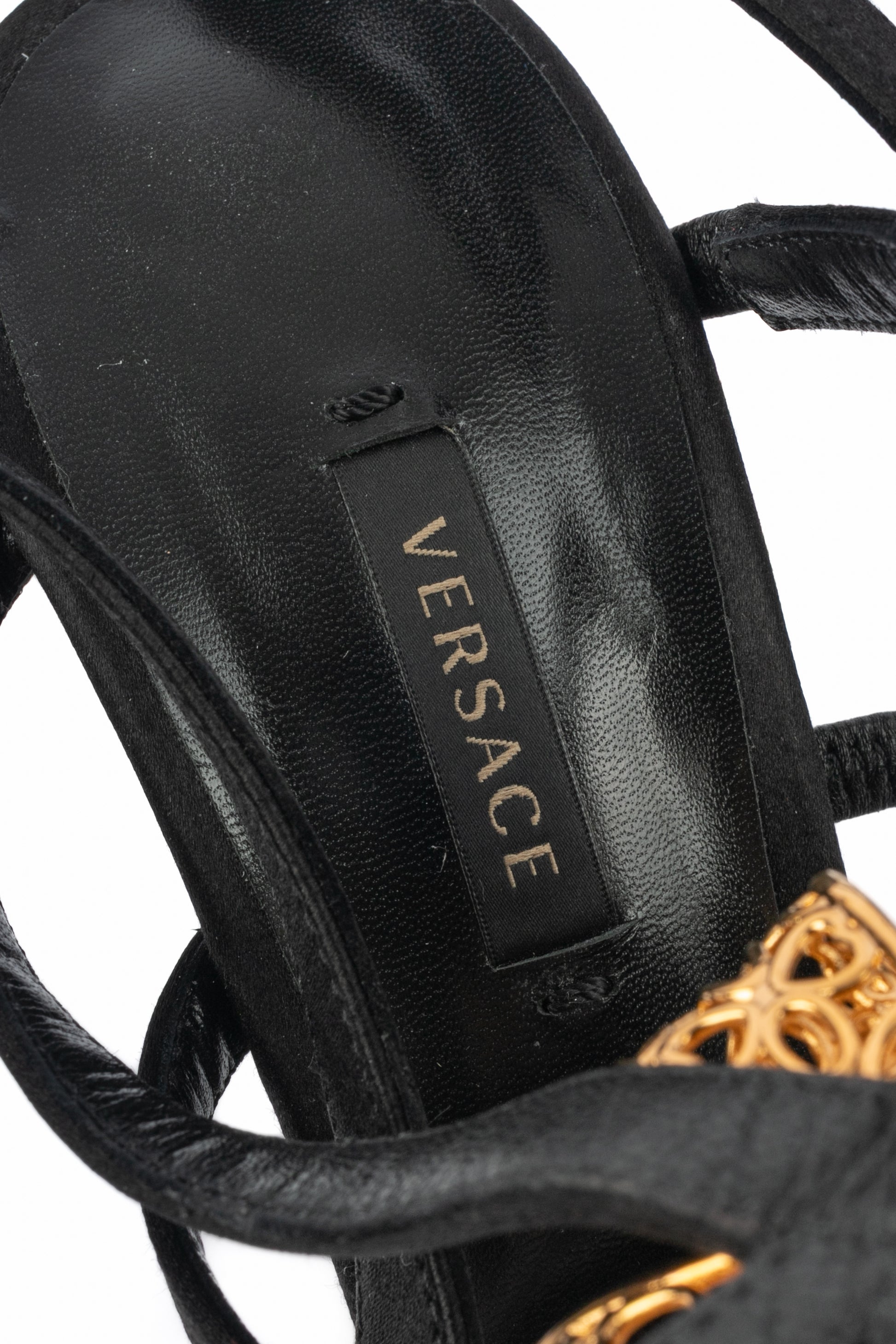 Escarpins en satin noir Versace